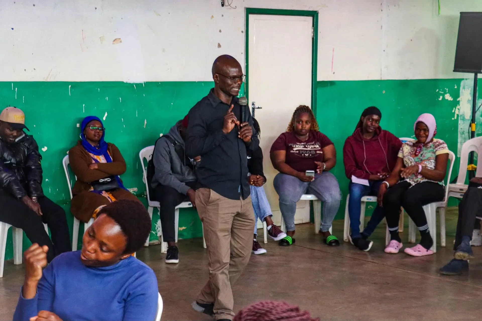A Siasa Place facilitator leads a local community discussion.